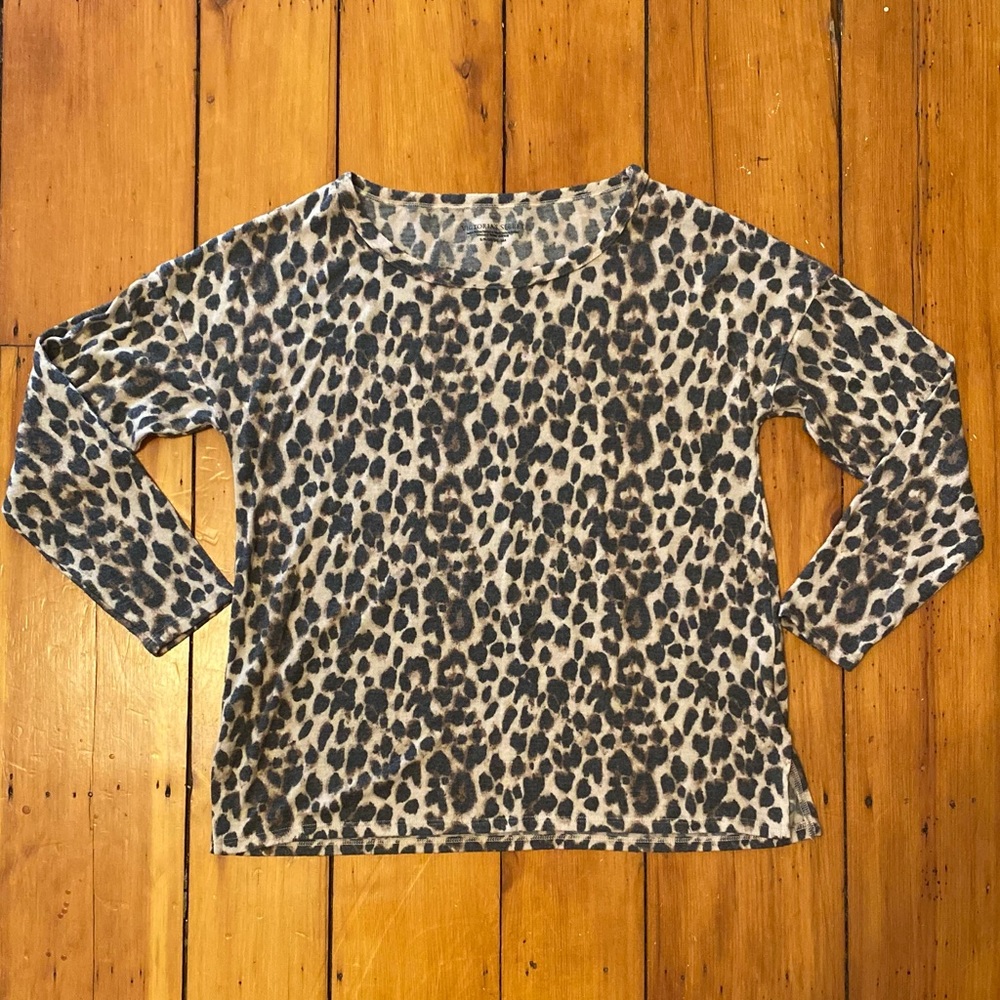 Victoria’s Secret leopard print lounge top size small